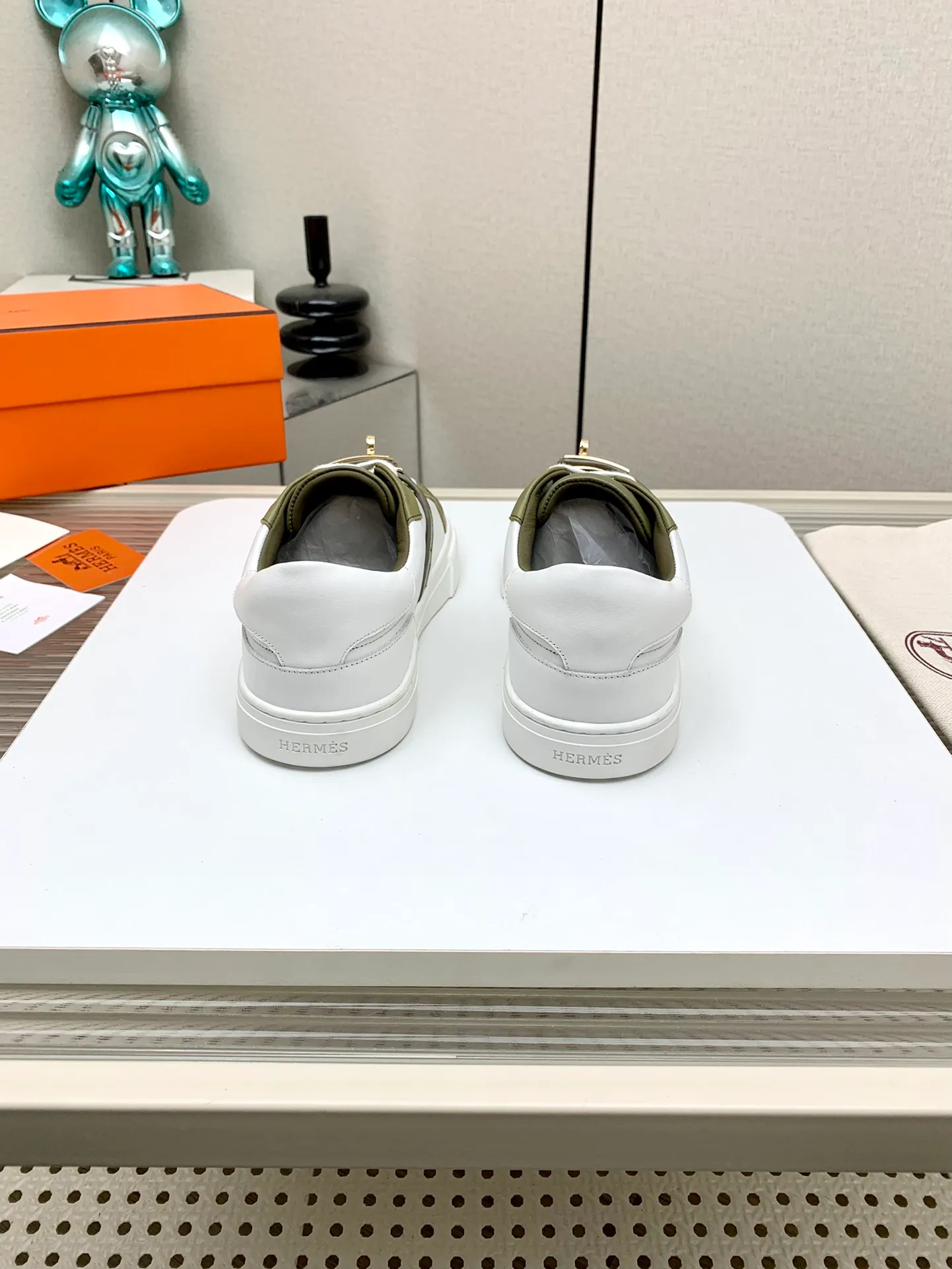 👟👟Ex-factory price 660👟👟 Men's style ➕10 (high version) Hermes classic couple model #𝐊𝐞𝐥𝐥𝐲 buckle casual white skate shoes, which will not conflict with shoes at all. Full of unknowns, Hermès rarely produces flat casual shoes and they are paired with classic palladium-plated Kelly shoe buckles! You'll fall in love with it at first sight. It's super versatile and can be worn with any skirt or pants. 🉑️Looking in with your eyes closed, it looks super noble. Fabric: Specific cowhide/canvas material. Lining: Sheepskin lining. Outsole: Original molded TPU outsole. Size: 35-45.